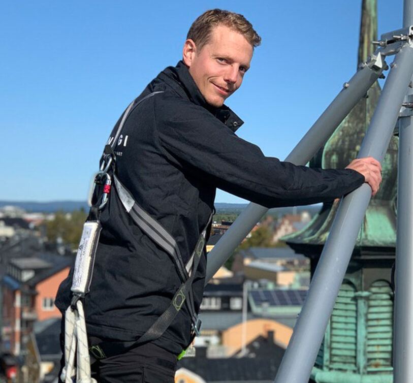 Robert Wedmo från Ilmatar framför en skog.